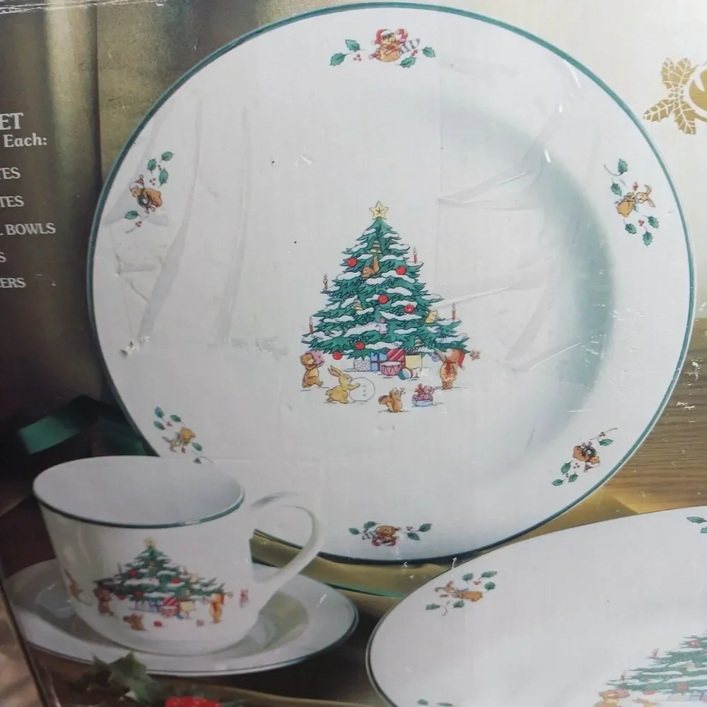 VINTAGE WHIMSICAL CHRISTMAS BY SALEM DINNER SET FOR 4 (20 PIECES TOTAL)
